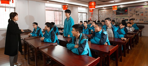 西乡 分类教学，因材施教，采取“一类一方案、一人一目标”的教学方法