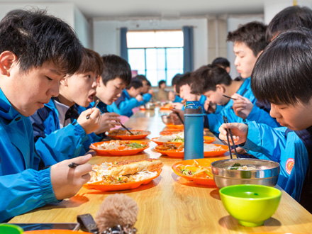 西乡学生用餐