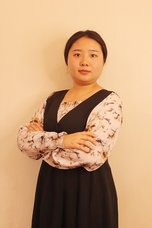 西乡何爱玲 本科学历，优秀班主任